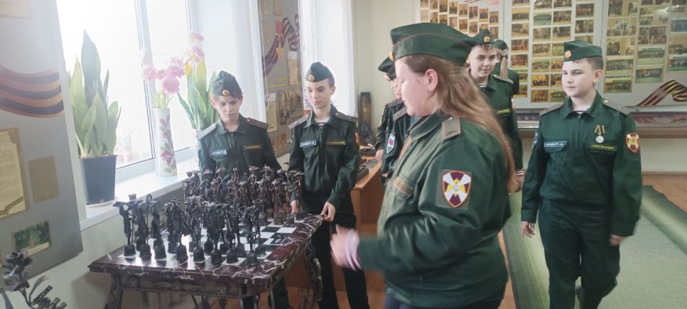 Кадеты Ждановки посетили выставку кованых фигур