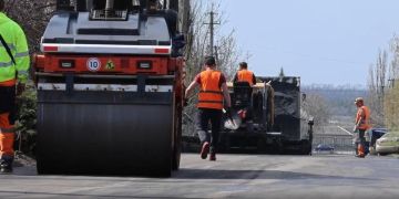 Специалисты из Бурятии ремонтируют три дорожных участка в Старобешево, а нижегородские дорожники приступили к ремонту дороги в Иловайске