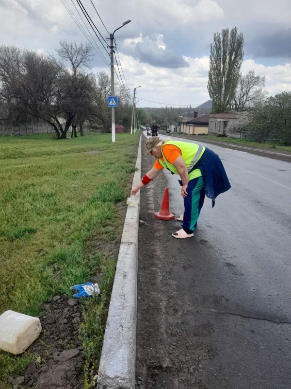 Силами коммунальных предприятий были проделаны работы по наведению чистоты и порядка на территории г. Моспино: