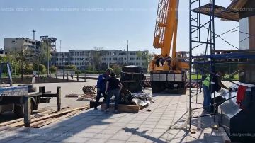 Стела в Мариуполе приобретает свой облик