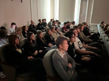 23 апреля в кинотеатре «Харцызск» состоялась трансляция фильма «Июньская полынь» в честь акции для школьных коллективов — «В кино всем классом», в рамках которой предусмотрен просмотр фильма по льготной цене