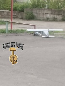 В центре Макеевки около школы упал украинский дрон-камикадзе, но не взорвался