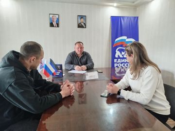 Состоялся прием граждан. Сегодня, 23 апреля, в общественной приёмной Партии «Единая Россия» города Тореза депутат Торезского городского совета Лавришин Василий Иванович провел прием граждан