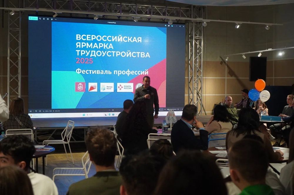 Константин Зинченко: Совместно с Председателем Совета женщин Волновахского МО, координатором Женского движения «Единой России» Волновахского МО Еленой Снисаренко принял участие во Всероссийской ярмарке трудоустройства...