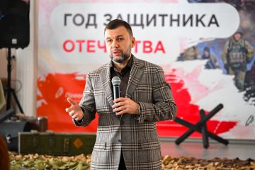 Денис Пушилин провел урок «Герой моей семьи» в одном из макеевских лицеев