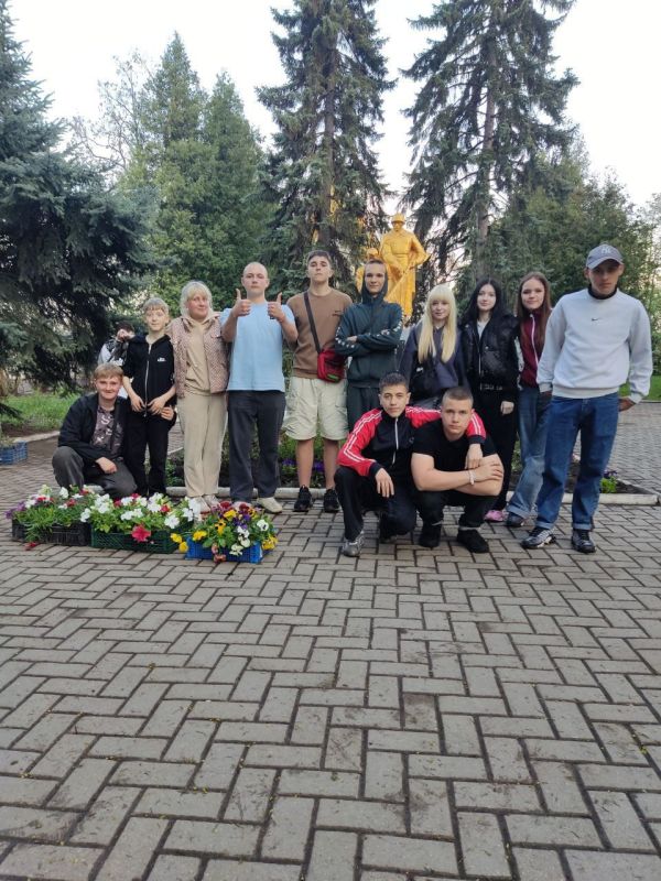 В Ждановке высадили цветы в честь 80-й годовщины Победы в Великой Отечественной войны