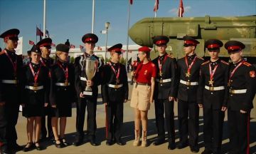 Пиши, снимай, будь в теме. Сколько человек отвечает за выпуск одной новости? Как бороться с дезинформацией? Раскрываем секреты журналистики на нашей новой образовательной платформе «ЮНКОР» На курсе доступны видеоуроки по: