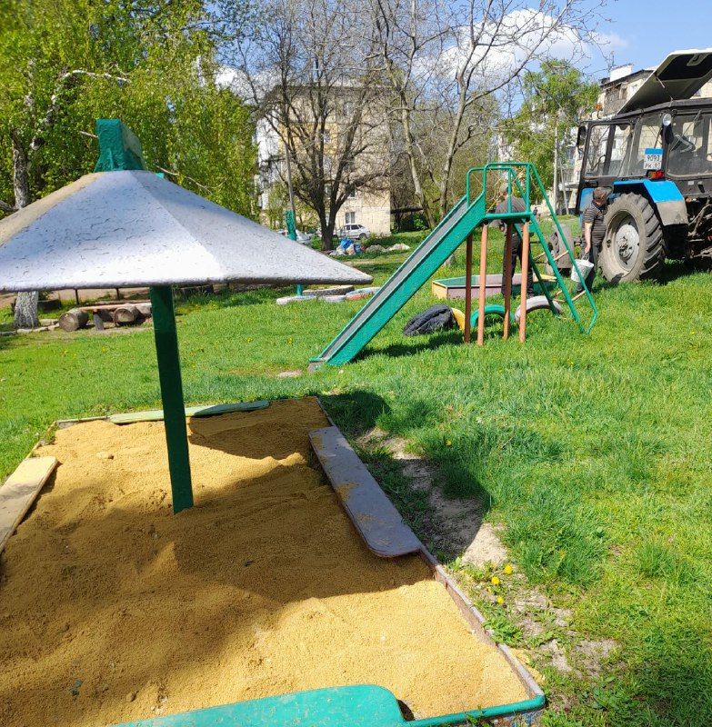 Силами коммунальных предприятий были проделаны работы по наведению чистоты и порядка на территории г. Моспино: