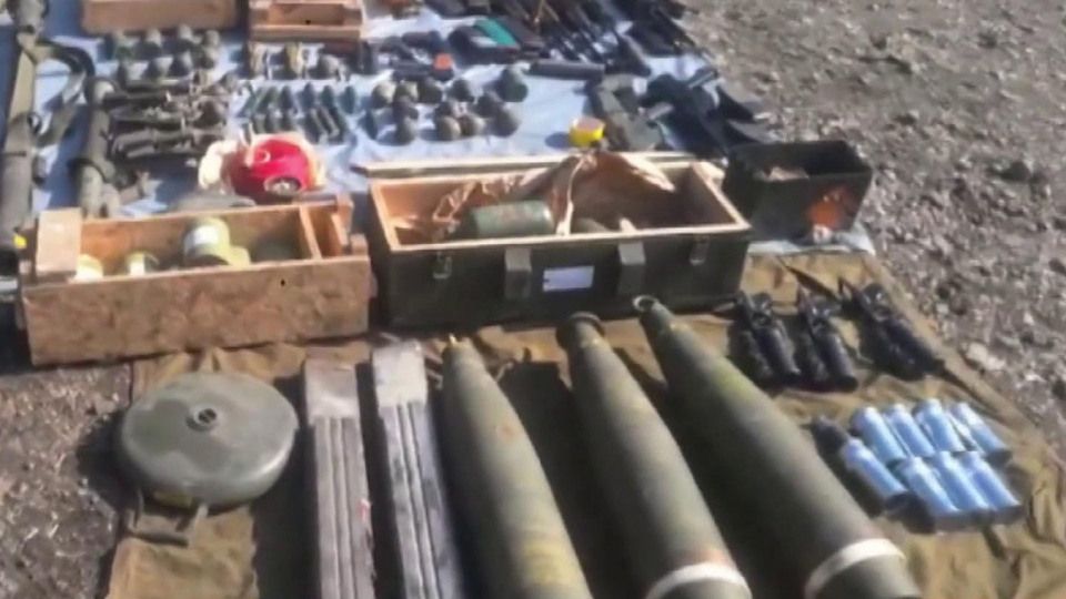 Крупный схрон оружия нашли сотрудники ФСБ в освобожденной Кураховке в ДНР