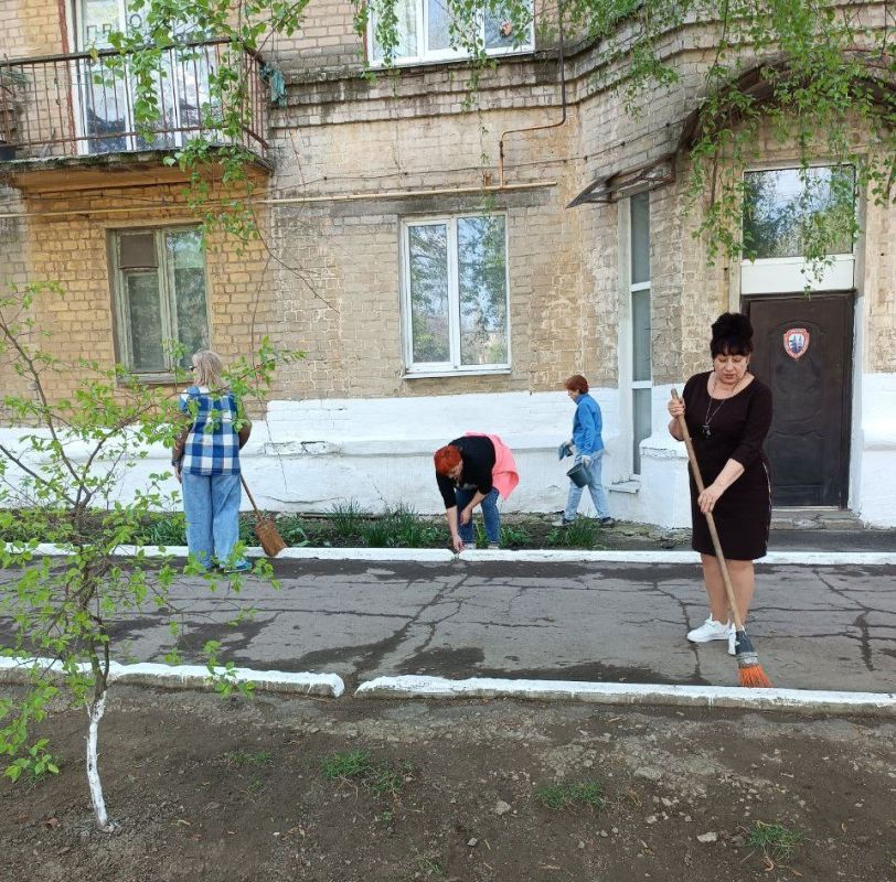 Работники учреждений Ждановки присоединились к акции «Чистый четверг»