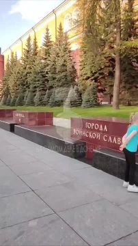 На стенд возле Кремля с городами воинской славы добавили Мариуполь!
