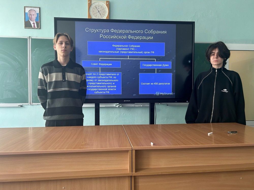 В школе Ждановки рассказали о дне Российского парламентаризма
