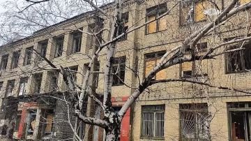 Сотрудники ФСБ обнаружили тайник с вооружением на бывших позициях иностранных наемников в Кураховке ДНР, сообщили в УФСБ по региону