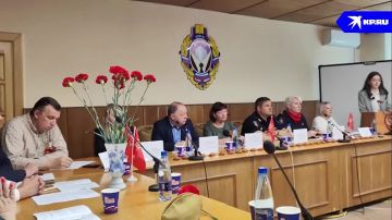 Вспомнили подвиги героев на пяти языках: В Донецке круглый стол собрал молодежь и участников СВО