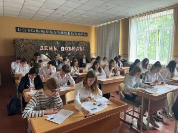 Депутаты Старобешевского муниципального совета вместе с педагогами и обучающимися общеобразовательных учреждений Старобешевского округа приняли участие в Международном историческом диктанте на тему событий Великой...