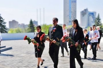Судьи и сотрудники судебной системы во главе с Председателем Верховного Суда ДНР возложили цветы к Вечному огню