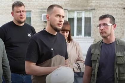 Министр молодежной политики ДНР Кирилл Макаров вместе с руководством Докучаевска и представителями региона-шефа Якутии осмотрели здание будущего молодежного центра