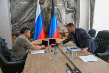 Глава ДНР Денис Пушилин передал высшие награды погибших военнослужащих Главе Республики Тыва Владиславу Ховалыгу
