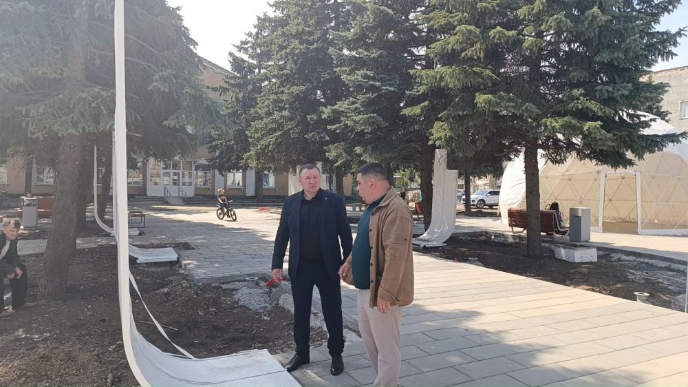 В Снежном продолжается благоустройство площади им. Ленина