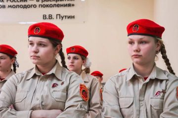 юнармейцы Местного отделения г.о. Макеевка им. Героя СВО Линёва Алексея Михайловича ,в рамках акции «С верой в сердце» посетили встречу с отцом Евгением