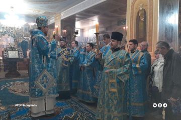 Митрополит Донецкий и Мариупольский Владимир освятил купольные кресты одного из главных соборов Мариуполя