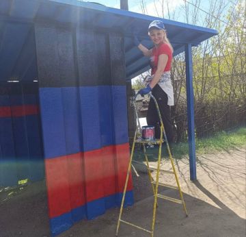 "Чистая страна" в Снежном. В рамках партпроекта Единой России "Чистая страна" партийцы на посёлке Андреевка провели работу по благоустройству остановочных павильонов - покрасили и побелили их, также убрали мусор на территории