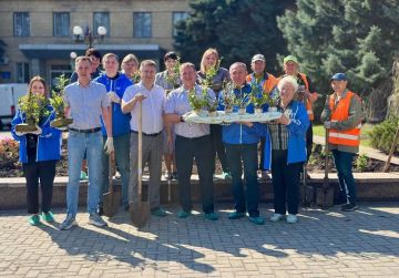 200 роз Донецку!. С коллективом Управы Будённовского района во главе с руководителем Михаилом Меренковым, представителями шеф-региона Москва, специалистами муниципального предприятия «Зеленое строительство г. Донецка»...