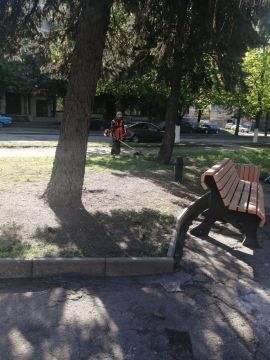 Коммунальщики Снежного благоустраивают территории общего пользования