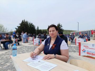 Анна Кондрыкинская: Приняла участие в «Диктанте Победы» вместе с партийцами и коллегами-депутатами Народного Совета на территории мемориального комплекса «Саур-Могила», который организовала партия «Единая Россия»