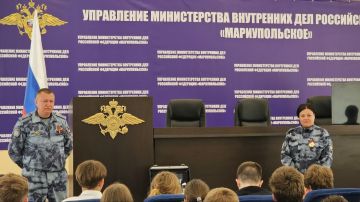 Полицейские в Мариуполе показали школьникам работу полиции