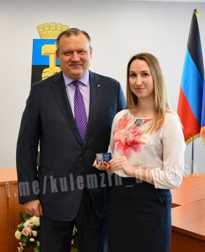 Алексей Кулемзин: Вручил партийные билеты секретарям первичных отделений партии «Единая Россия»
