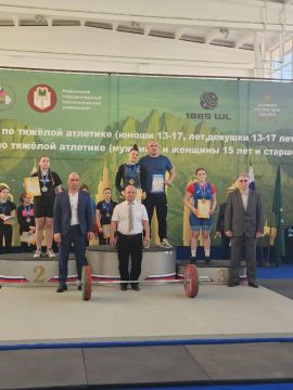 Лысенко Вероника (Зугрэс) ВК 71 кг с результатом 154 (67+87), тренер Медведев Александр Александрович, в Первенстве Южного Федерального Округа Россиипо тяжелой атлетике, проходящего с 21 по 28 апреля в Майкопе, Республика...