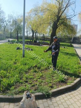 Алексей Кулемзин: В рамках проведения весеннего двухмесячника сотрудники Дирекции парков продолжают работы по благоустройству территорий