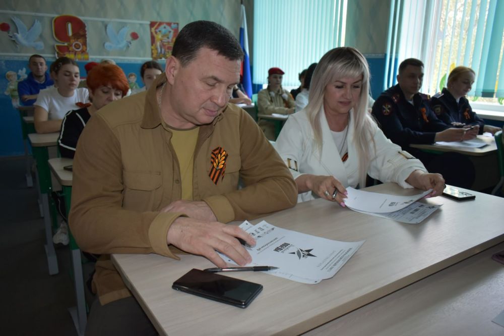 Глава администрации Амвросиевского округа Игорь Лызов открыл площадку для проведения очень важной исторической акции «Диктант Победы» в школе № 2 города Амвросиевка