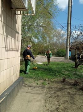 Силами коммунальных предприятий были проделаны работы по наведению чистоты и порядка на территории г. Моспино: