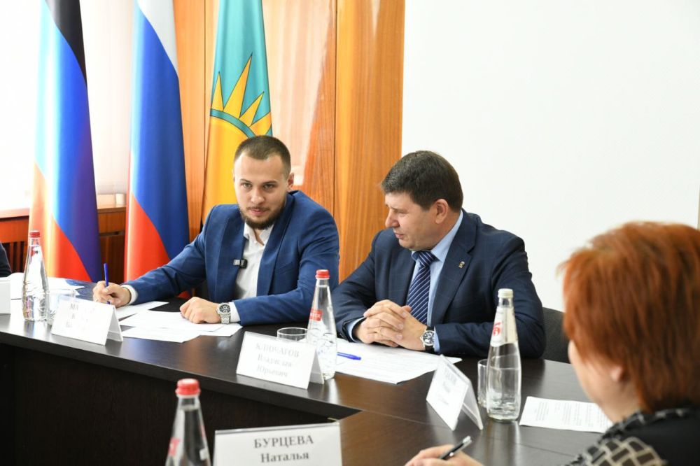 Владислав Ключаров: Совместно с министром молодёжной политики Кириллом Борисовичем Макаровым провели рабочую встречу с активом Макеевки