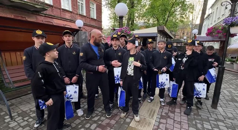 Александр Волошин: #СильноеПоколение. Во время поездки в Донецк посетил Дворец спорта «Шахтёр», где тренируются юные боксёры