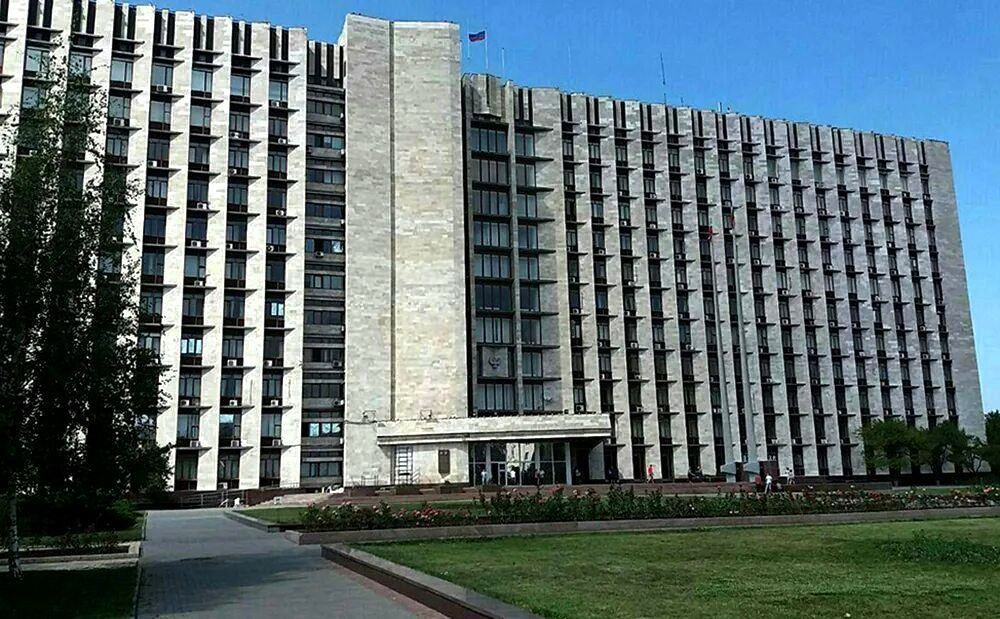 Андрей Чертков: Друзья, напоминаю, сегодня, несмотря на выходной день, наши энергетики выполняют огромный объем работ по укреплению надёжной подачи электроэнергии в Донецке