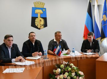 Глава муниципального образования г. о. Донецк Алексей Кулемзин на аппаратном совещании с руководителями районов и структурных подразделений городской администрации обсудил подготовку и организацию празднования 80-летия...