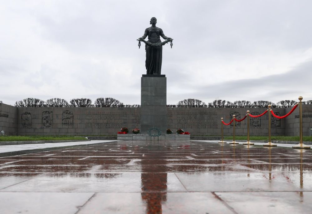 Константин Кузьмин: Вместе с делегациями Государственной Думы и Совета Федерации во главе с Вячеславом Володиным и Валентиной Матвиенко, а также руководителями законодательных органов субъектов России почтили память павших...