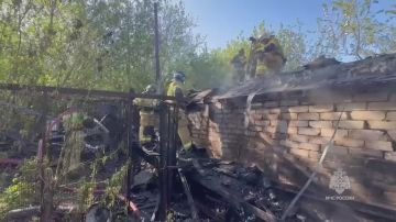 Огнеборцы МЧС России ликвидировали пожар в Снежном