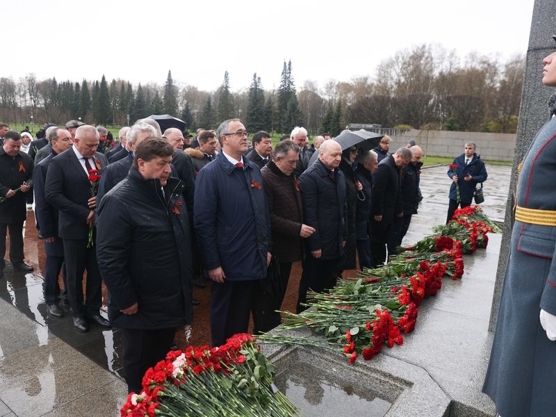 Константин Кузьмин отдал дань уважения павшим воинам-освободителям и жителям блокадного Ленинграда