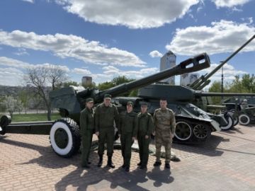 Следователи СК России привели в порядок площадку военной техники у мемориала «Твоим освободителям, Донбасс»