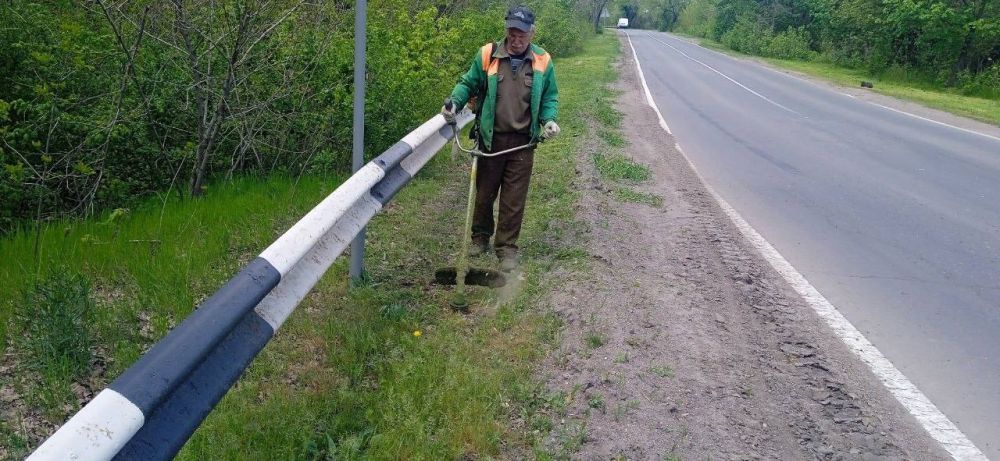 Силами коммунальных предприятий были проделаны работы по наведению чистоты и порядка на территории г. Моспино: