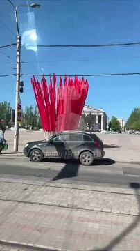 Нашу любимую площадь Ленина украшают знамёнами Победы