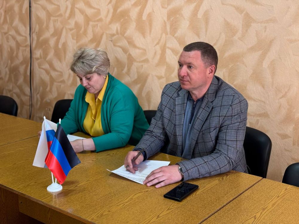 В Снежном состоялось заседание политсовета местного отделения партии "Единая Россия"