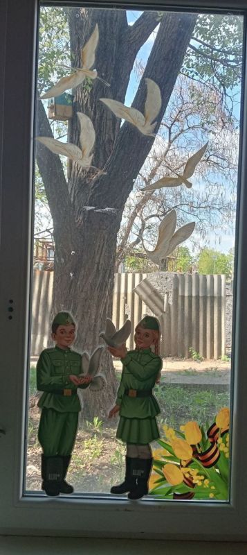 В рамках акции "Окна Победы",приуроченной к 80 летию Победы в Великой отечественной войне работники Светлодарского Дворца культуры в п Новолуганское украсили окна к празднику