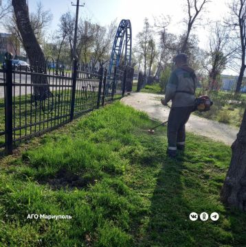 Коммунальщики продолжают весенние работы в парках и скверах