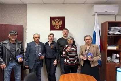 В Донецке вручили паспорта жителям эвакуированных из Красногоровки