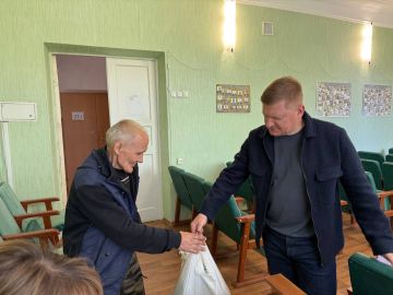 Депутат передал помощь людям с ограниченными физическими возможностями
